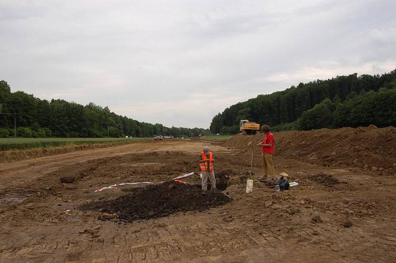 Archeologové při výzkumu v okolí Březolup.