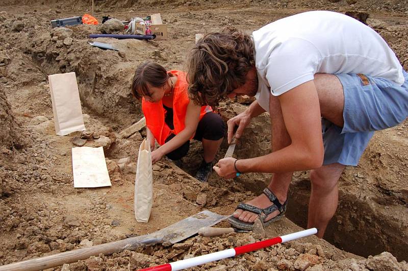 Archeologové při výzkumu v okolí Březolup.