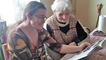 Dobrovolnice Petra pomáhá v Huštěnovicích nevidomé seniorce Janě překonávat samotu.