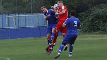 Fotbalisté Kunovic (modré dresy) ve 3. kole krajské I. A třídy skupiny B podlehli Újezdci 1:4.