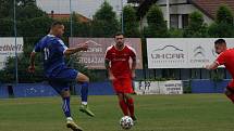 Fotbalisté Kunovic (modré dresy) ve 3. kole krajské I. A třídy skupiny B podlehli Újezdci 1:4.