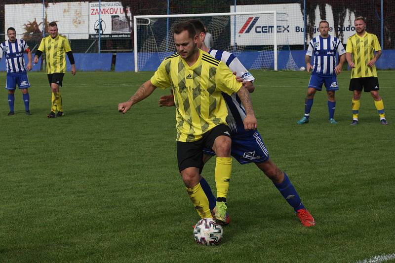 Fotbalisté Kunovic (žluté dresy) v 9. kole krajské I. A třídy skupiny B podehli doma Nedachlebicím 0:3 a v tabulce zůstali předposlední.