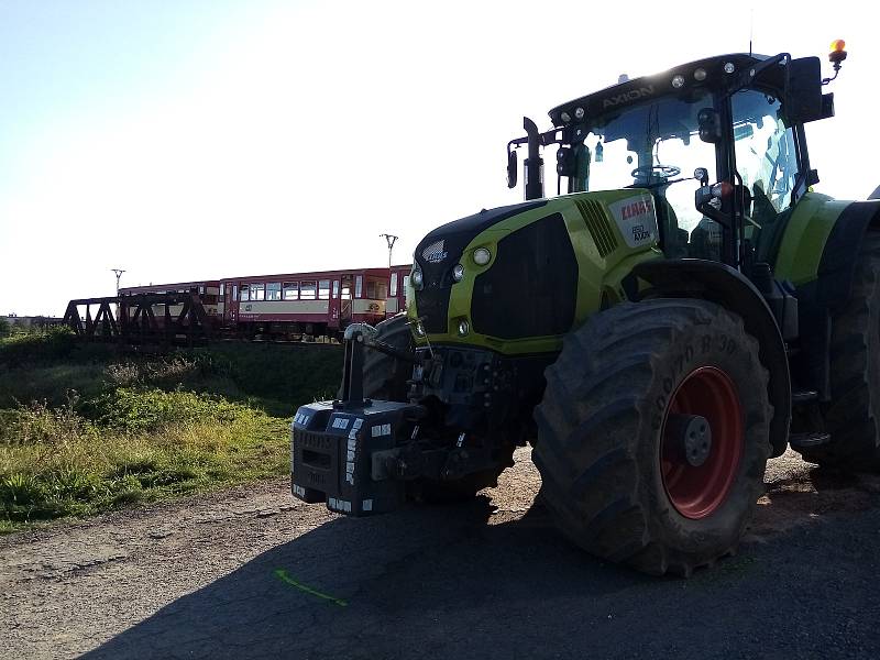 Kolize osobního vlaku s traktorem na železničním přejezdu nedaleko Kunovic - 18. 9. 2020