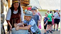 Archeoskanzen na Modré žil dva týdny žáky základních škol a jejich kantory.