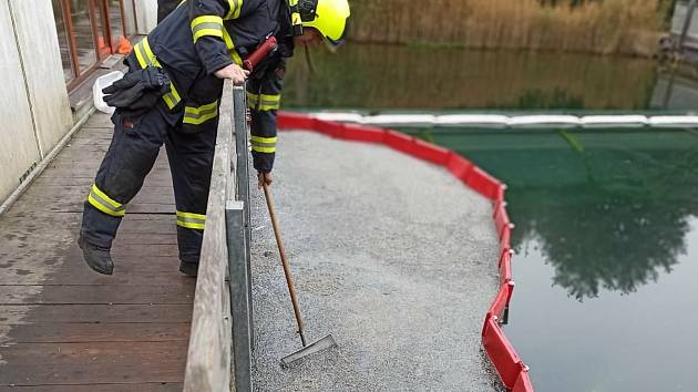 Terčem útoku neznámého pachatele se v pátek 15. října nad ránem stala expozice Živá voda v Modré na Uherskohradišťsku, kam někdo vylil původně neznámou látku, později označenou jako naftu.