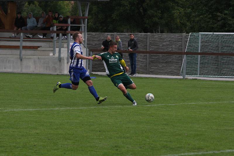 Fotbalisté Nivnice (zelené dresy) doma otočili zápas 7. kola I. A třídy skupiny B, Nedachlebice zdolali 2:1.