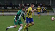 Fotbalisté Starého Města (žluté dresy) v 11. kole I. B třídy skupiny C deklasovali domácí Ostrožskou Novou Ves 8:1.