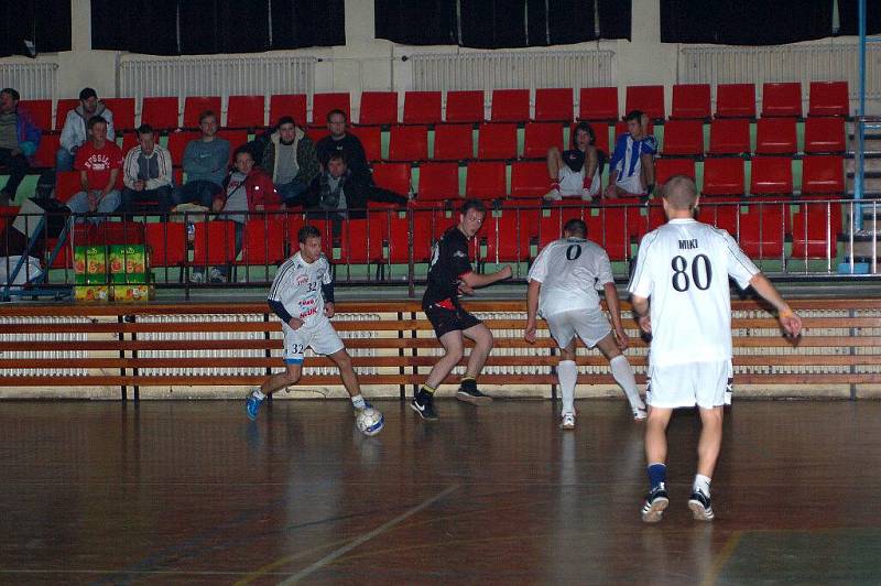 Vítězem letošního ročníku Stavescupu se stal prostějovský tým Griffins (v tmavém), který nejprve v semifinále zdolal domácí Borovička team (v bílém) a ve finále pak i Košice (v pruhovaném). Souboj o 3. místo mezi Mistry z Uherského Brodu a Borovička teame