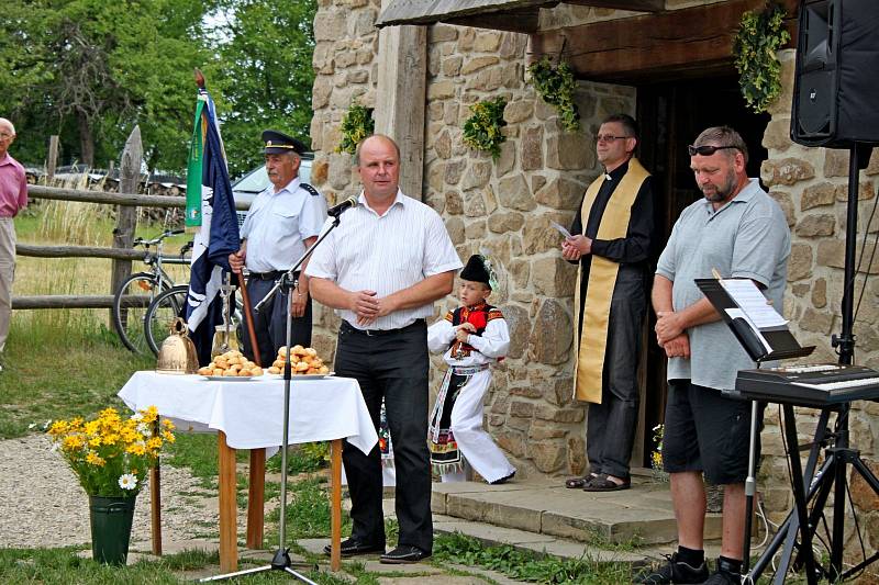 U kostelíku sv. Jana se konala v nedělním podvečeru mimořádná společenská událost, pořádaná na oslavu sv. Jana a požehnání nového hasičského auta.