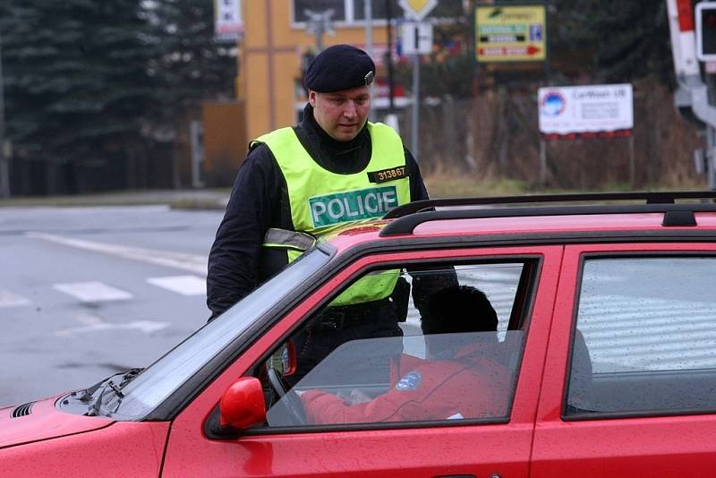 Policejní zásah po střelbě v restauraci Družba v Uherském Brodě. V pozadí budova restaurace Družba; 24. února 2015