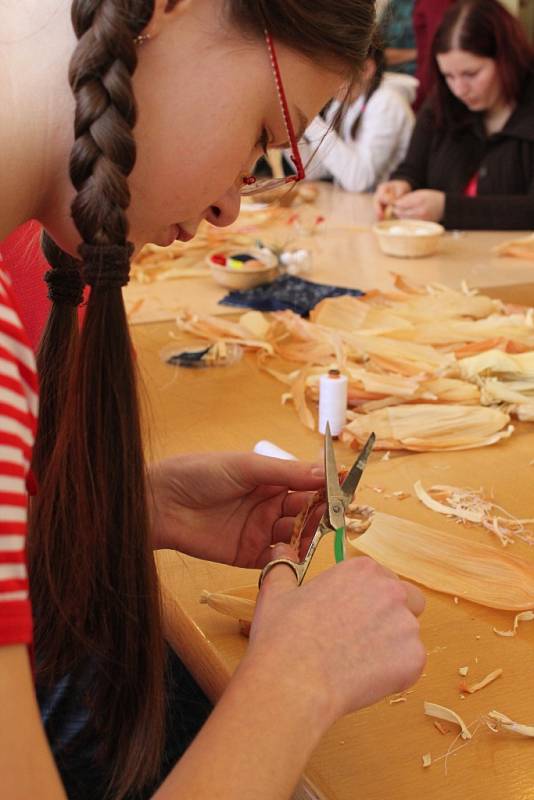 Nejrůznější výtvory z kukuřičného šustí se učily vyrábět děti i dospělí v sobotu v hradišťském Slováckém muzeu