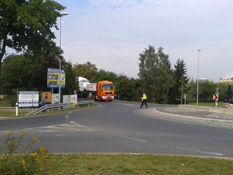 Transport vládního speciálu TU 154 projíždí Čelákovicemi.