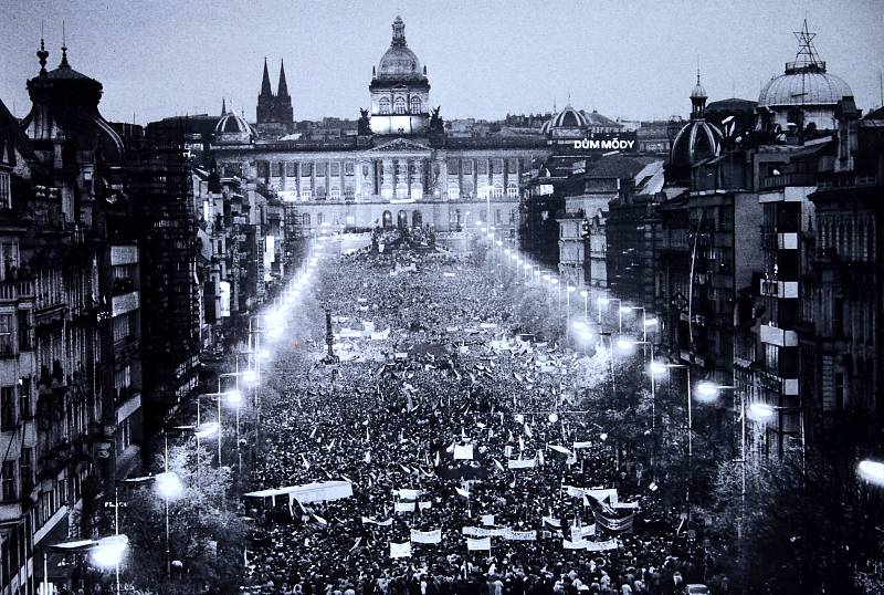 Festival Letní filmová škola Uherské Hradiště 2019 - Výstava Okamžiky sametové revoluce - Palackého náměstí - stávka 24.11.1989