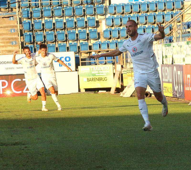 Fotbalisté Slovácka (bílé dresy) ve čtvrtek večer hostili  v odvetě Evropské konferenční ligy bulharský celek Lokomotiv Plovdiv.