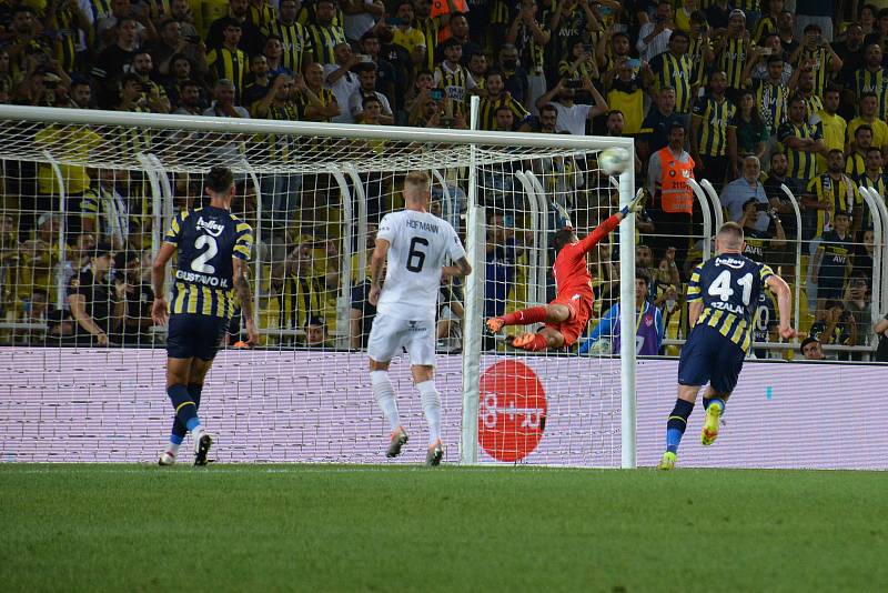 Fotbalisté Slovácka (bílé dresy) ve čtvrtek večer vyzvalo Fenerbahce Istanbul. Foto: 1. FC Slovácko