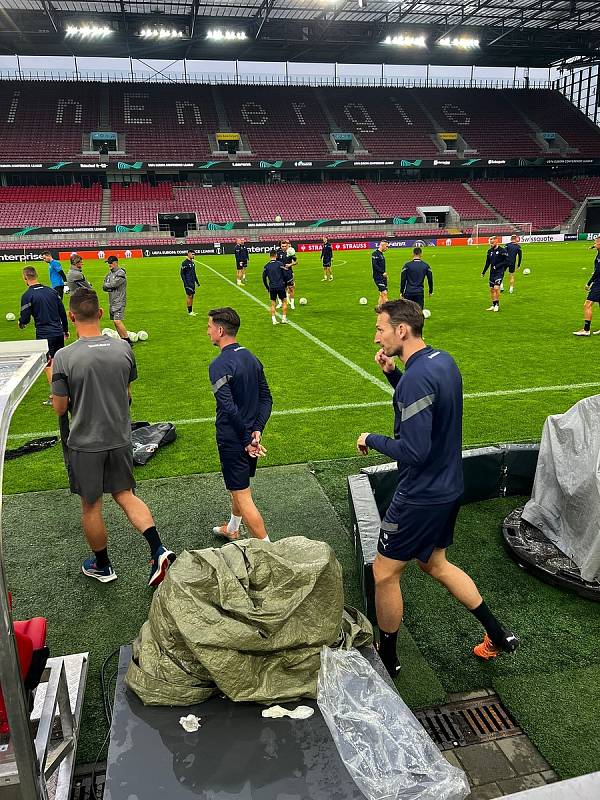 Fotbalisté Slovácka ve středu odcestovali do Kolína nad Rýnem, kde je čeká druhý zápas základní skupiny Evropské konferenční ligy. Foto: 1. FC Slovácko