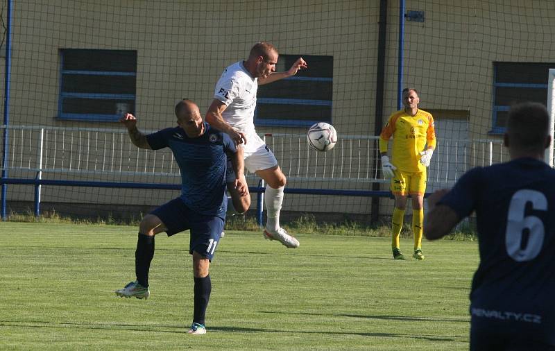 Fotbalisté Slovácka (bílé dresy) na úvod letní přípravy přehráli druholigový Vyškov 6:1.