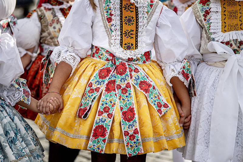 Na tři tisíce krojovaných účastníků z devíti regionů, Polska a Maďarska prošlo centrem Uherského Hradiště při Slováckých slavnostech vína a otevřených památek, 10. září 2022.