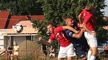 Fotbalisté Uherského Brodu (červené dresy) v prvním kole MSFL remizovali s béčkem Slovácka 3:3.