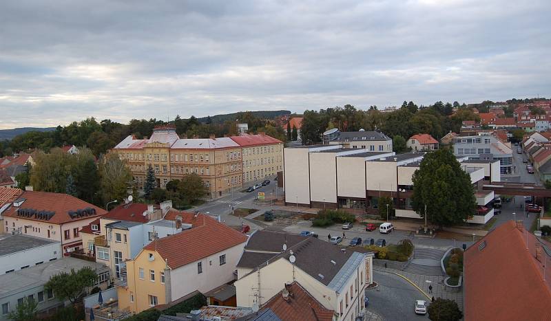 Uherský Brod. Pohled na Mariánské náměstí, základní školu a Dům kultury. Ilustrační foto.