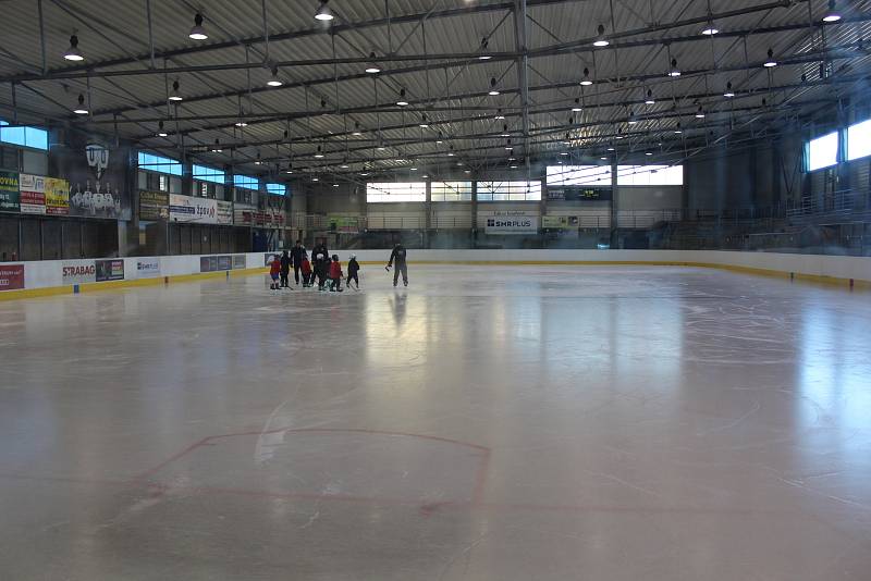 Zimní stadion před rekonstrukcí plochy a chlazení.