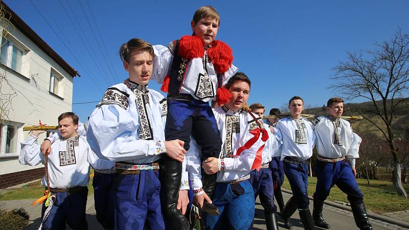 Velikonoční obchůzka   družiny  Vlčnovského  krále  Martina Dareka Franty ve Vlčnově.