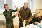 Paroží jelenů, srnců a daňků, toulce muflonů, lebky lišek, jezevců a zbraně divočáků hodnotili tři dny myslivečtí odborníci ze Slovácka.