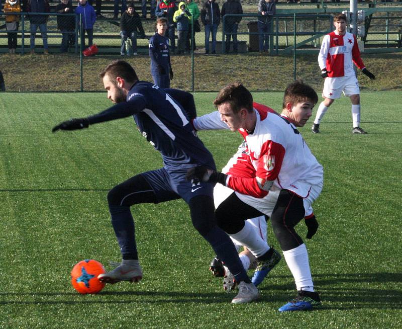 Fotbalisté ligového Slovácka (v modrých dresech) zvítězili na umělé trávě v Kroměříži 4:1.