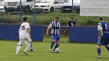 Fotbalisté Kunovic (bílé dresy) ve 21. kola krajské I. A třídy skupiny B podlehli Nedachlebicím 3:5.