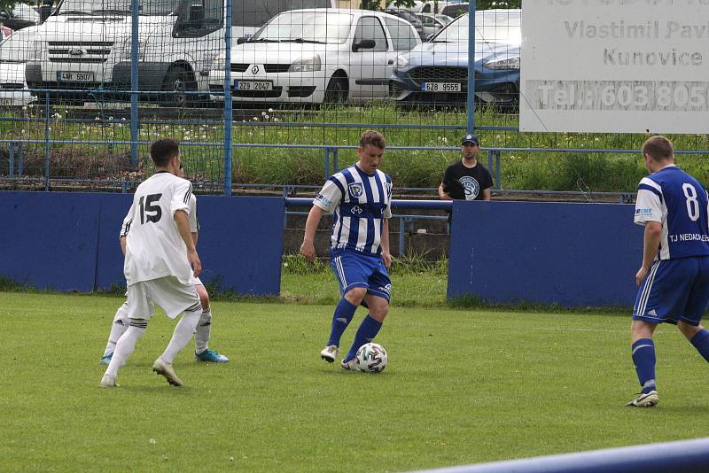 Fotbalisté Kunovic (bílé dresy) ve 21. kola krajské I. A třídy skupiny B podlehli Nedachlebicím 3:5.