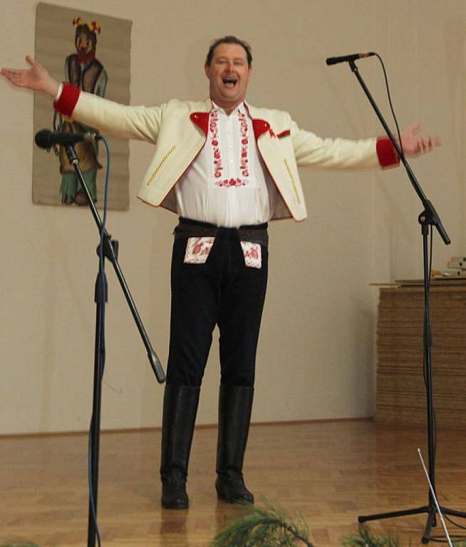 Umělecký vedoucí Vladan Nejezchleba odstartoval desáté mikulášské zpívání.