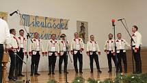 Mužský sbor z Nedakonic obnovil tradici mikulášského zpívání.