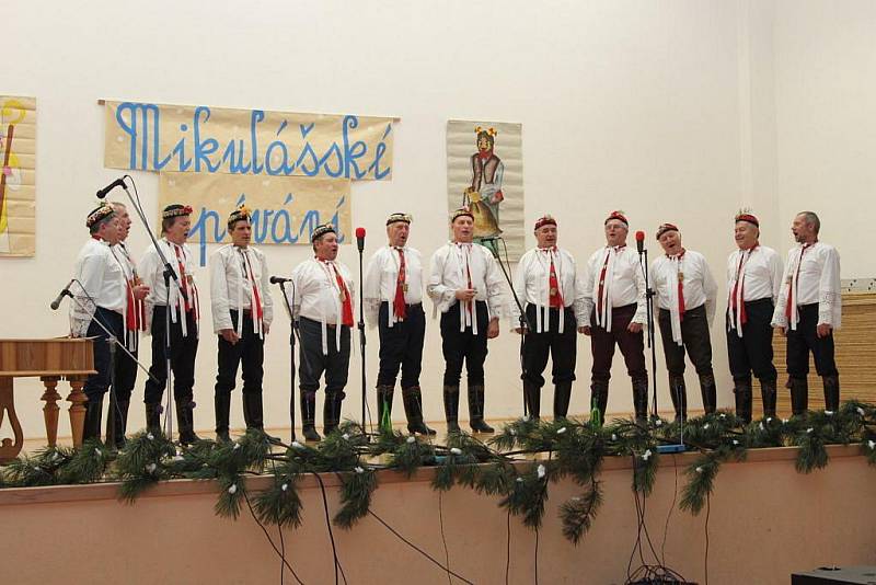Mužáci z Moravské Nové Vsi byli nejstarším sborem na mikulášském zpívání.	