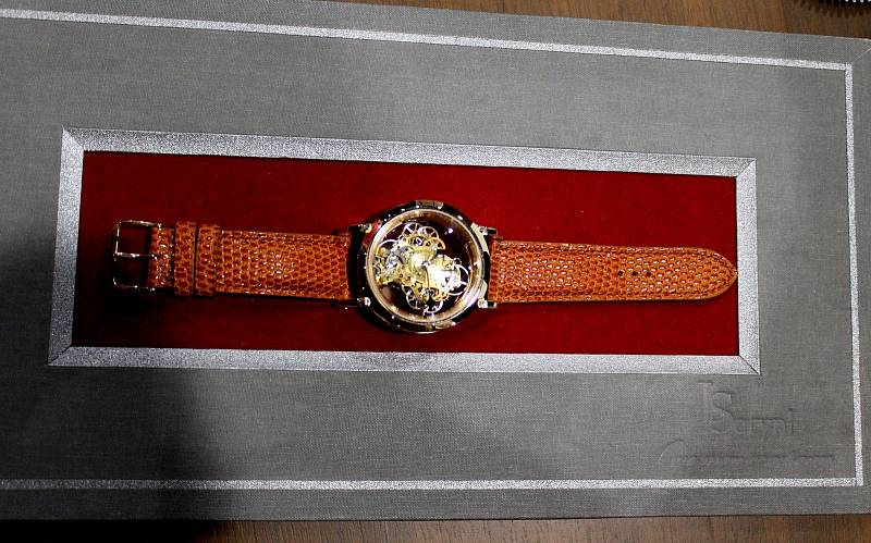 Klenot mezi hodinkami je model hodinového stroje, jehož princip vymyslel Karel Mareček a podobu mu dal hodinář Luděk Seryn.