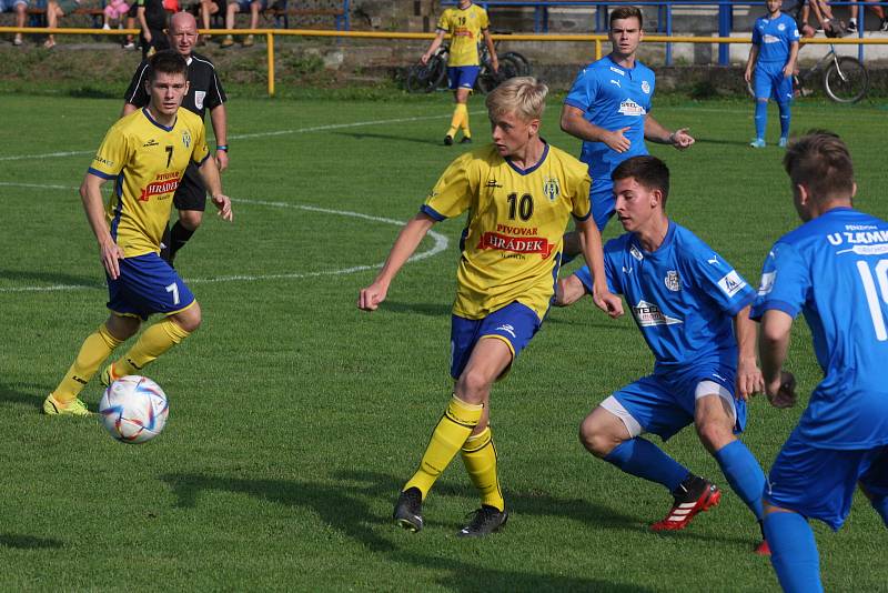 Fotbalisté Starého Města (žluté dresy) zdolali ve šlágru 4. kola I. B třídy sk. C domácí Ořechov 4:0.