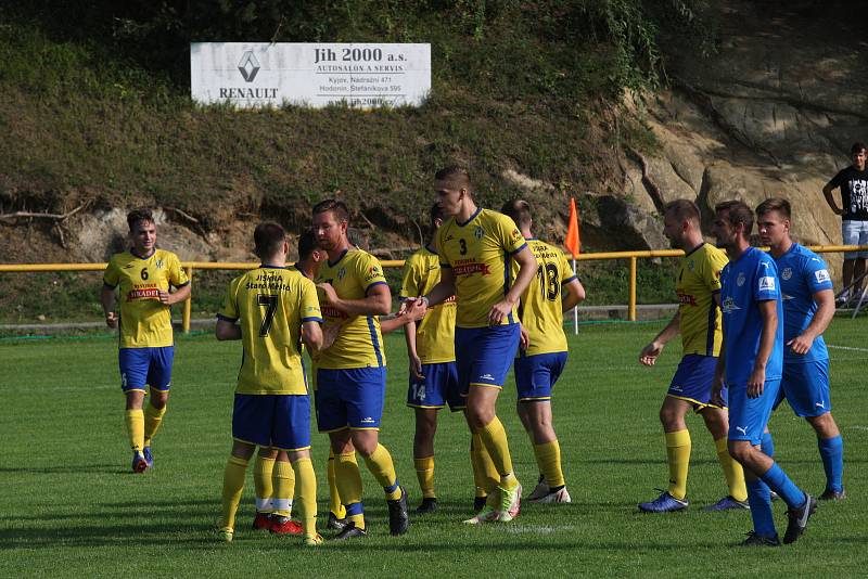 Fotbalisté Starého Města (žluté dresy) zdolali ve šlágru 4. kola I. B třídy sk. C domácí Ořechov 4:0.