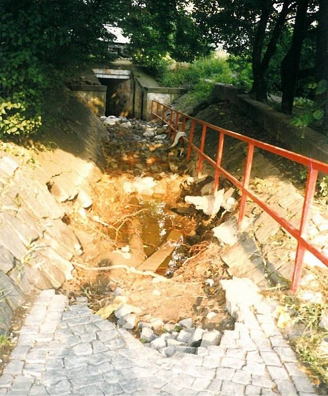 Povodeň v červenci 1997 v Uherském Hradišti. Po opadnutí vody - pohled do první myší díry.