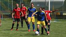 Fotbalisté Prakšic (modré dresy) vstoupili do nové sezony domácí výhrou nad Babicemi 1:0.