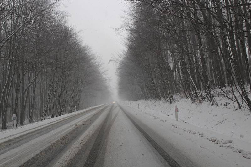 Region Slovácka ve čtvrtek zasáhlo husté sněžení. V Bílých Karpatech musely vozidla jezdit po několikacentimetrovém nánosu sněhu.