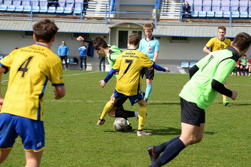 Dorostenci Starého Města (žluté dresy) ve šlágru 15. kola krajského přeboru dorostu prohráli s Uherským Brodem 1:3. Foto: pro Deník/Mojmír Zapletal