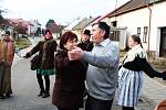Babický starosta Miloslav Maňásek s manželkou si užívali tance v kruhu zpívajících recesistů.