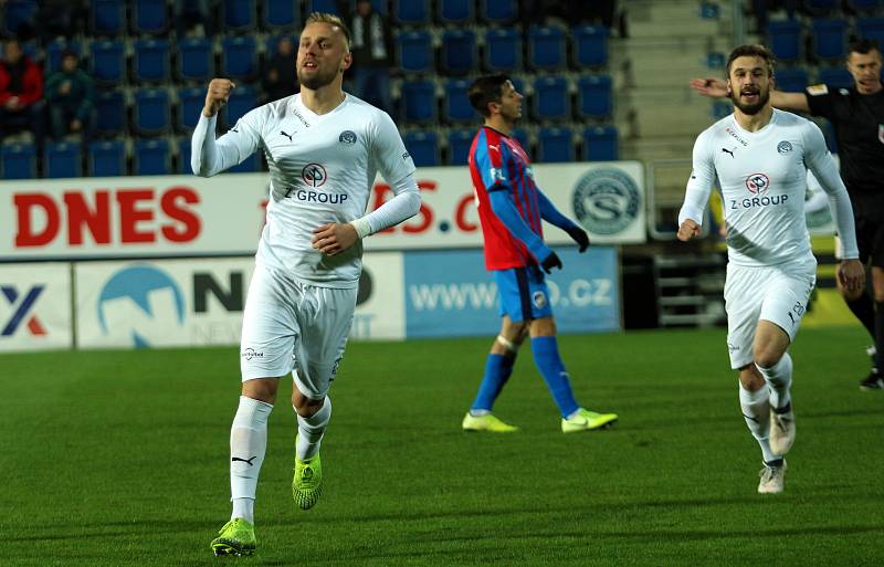 Fotbalisté Slovácka (v bílých dresech) vyzvali v posledním letošním domácím zápase Viktorii Plzeň. Na snímku Petr Reinberk.