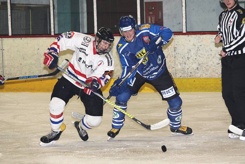 Hokejisté HC Uherské Hradiště prohráli ve 2. druhém utkání čtvrfinále playoff Krajské ligy s Velkým Meziříčím 1:5.