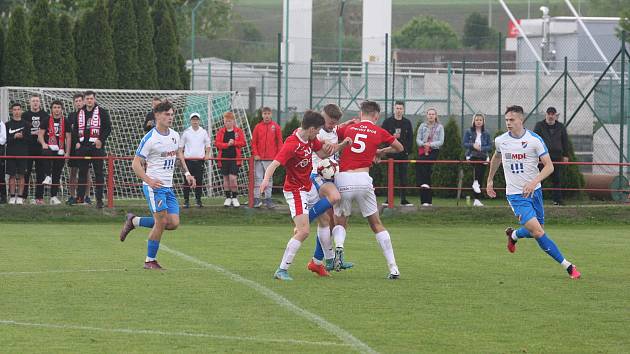 Fotbalisté Uherského Brodu (červené dresy) remizovali ve 28. kole třetí ligy s béčkem Baníku Ostrava 0:0.