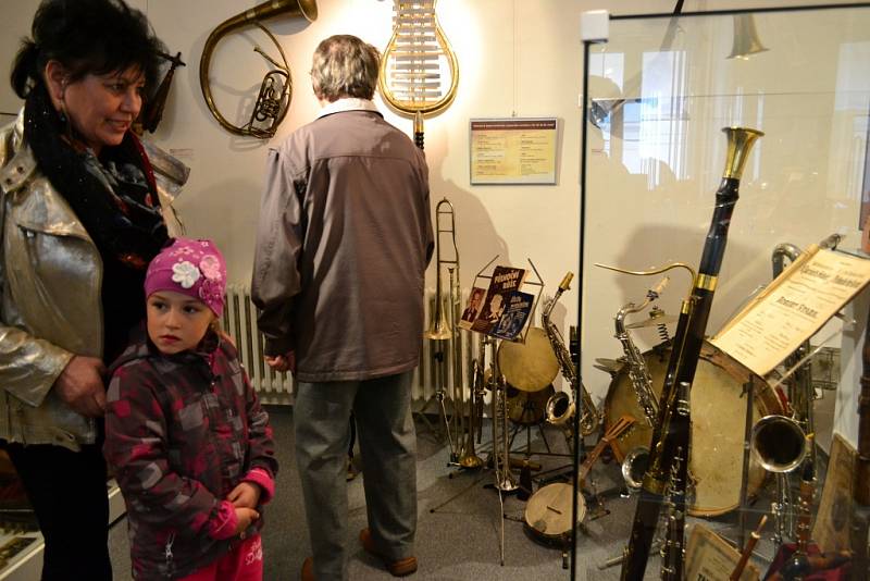 Sběratel Jaromír Růžička se v brodském muzeu prezentuje hudebními nástroji až z 18. století.