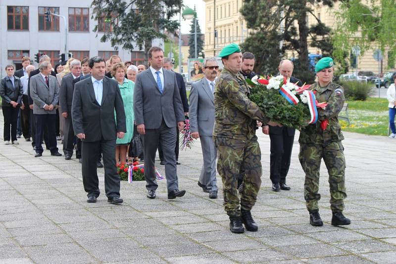 Zástupci Uherského Hradiště si osvobození města připomněli u Památníku osvobození na náměstí Míru.