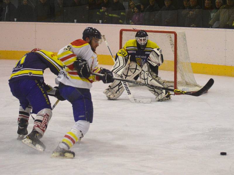 Semifinále playoff krajské hokejové ligy Uherský Ostroh – Velká Bíteš (v tmavém) 3:2.