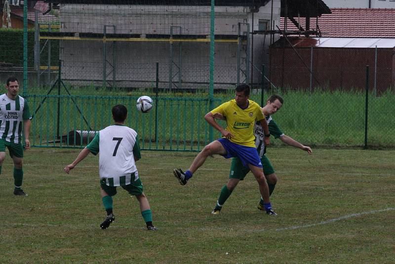 Fotbalisté Částkova (zelenobílé dresy) v rámci oslav výročí 80. let vyzvali starou gardu ligového Zlína.