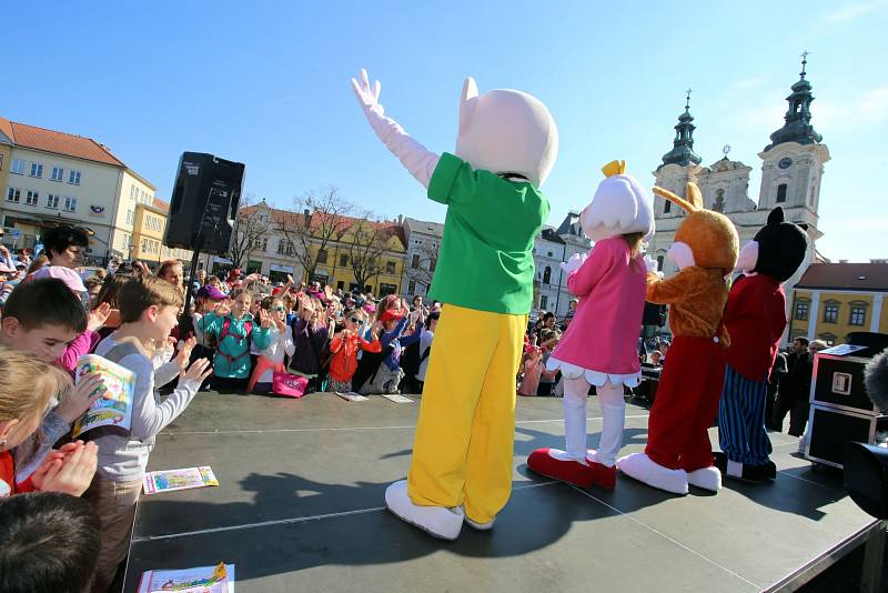 Setkání malých i velkých čtenářů s hrdiny časopisu Čtyřlístek na náměstí v Uherském Hradišti.