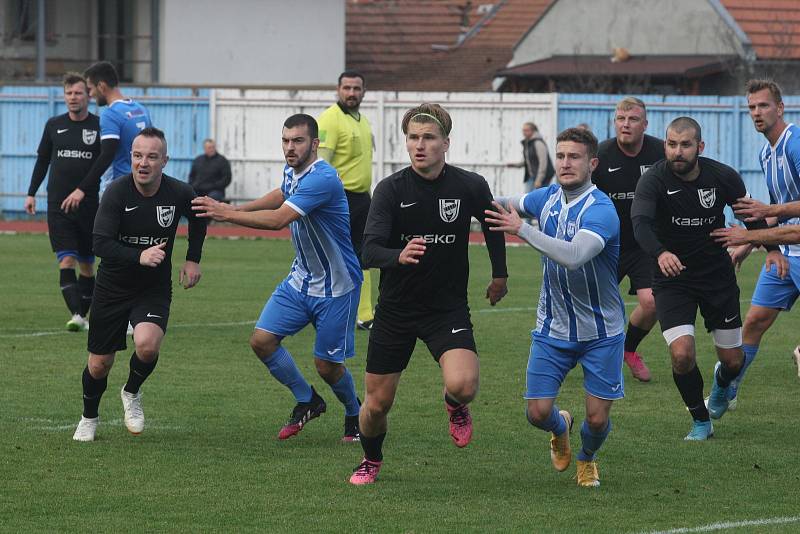 Fotbalisté Hluku (modrobílé dres) v derby přehráli Dolní Němčí 3:0.